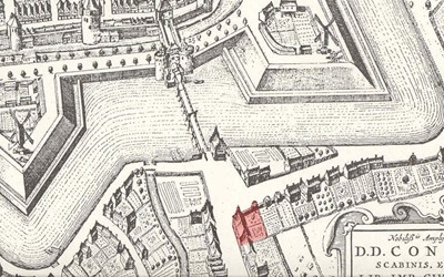 <p>In het eerste kwart van de 17e eeuw worden de verdedigingswerken van de stad gemoderniseerd en uitgebreid. Buiten de Kamperpoort komen twee bastions te liggen: het Eekwalbastion en het Maagjesbastion. De belangrijkste route naar het westen loopt nog altijd via de Kamperpoort en de Hoogstraat. In rood is de locatie van Harm Smeengekade 7 / Hoogstraat 1 gemarkeerd (beeldbank HCO). </p>

